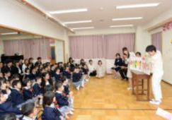 幼稚園の先生の大型絵本の写真